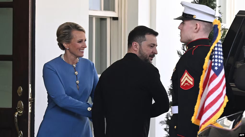 গত শুক্রবার হোয়াইট হাউস থেকে বেরিয়ে যাচ্ছেন ইউক্রেনের প্রেসিডেন্ট ভলোদিমির জেলেনস্কি