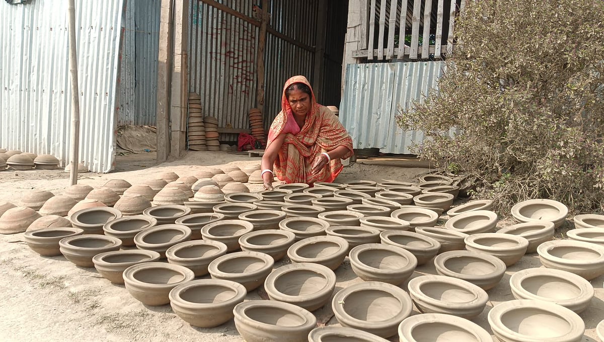 মাটির পাত্র রোদে শুকাচ্ছেন রিনা। ময়মনসিংহের ফুলবাড়িয়ার শিবগঞ্জ পালপাড়ায়
