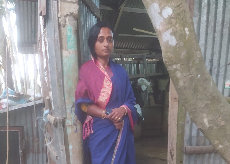 শূন্য গোয়ালঘরের সামনে দাঁড়িয়ে কান্নায় ভেঙে পড়েন লাকি রানী দে। রোববার বিকেলে মৌলভীবাজারের জুড়ী উপজেলার উত্তর ভবানীপুরে