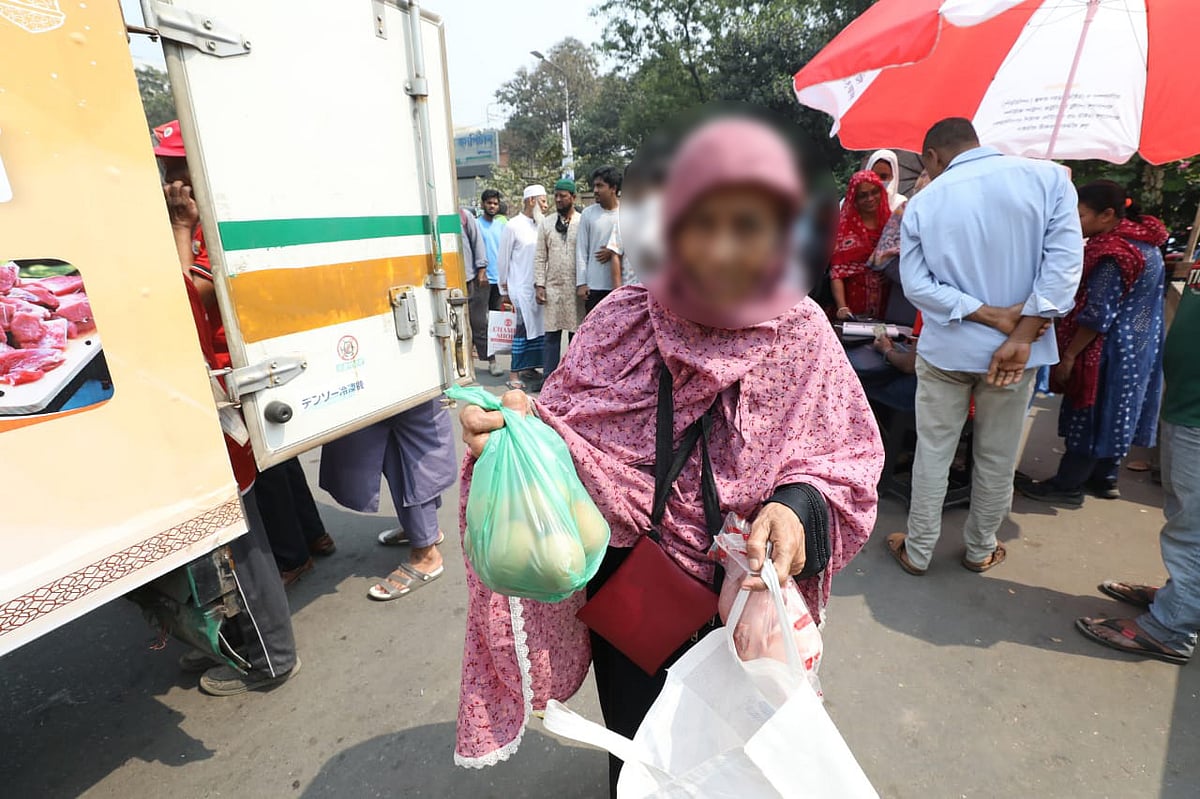 গরুর মাংস না পেয়ে মুরগি ও ডিম নিয়ে ফিরলেন ফজিলাতুন্নেছা