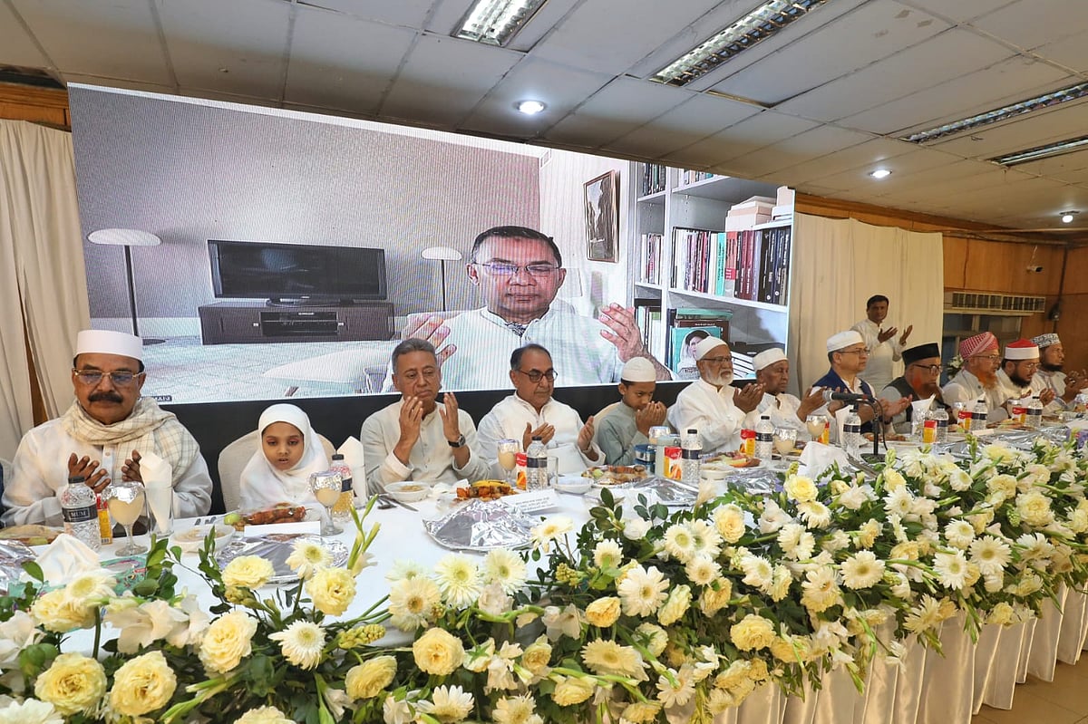 ওলামা-মাশায়েখ ও এতিমদের সম্মানে বিএনপি আয়োজিত ইফতার মাহফিলে ভার্চ্যুয়ালি যুক্ত হয়ে প্রধান অতিথির বক্তব্য দেন বিএনপির ভারপ্রাপ্ত চেয়ারম্যান তারেক রহমান। আজ রোববার সন্ধ্যায় রাজধানীর লেডিস ক্লাবে