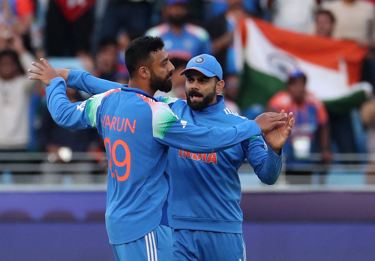 বিরাট কোহলির সঙ্গে উইকেট উদ্‌যাপন বরুণ চক্রবর্তীর। ভারত স্পিনার ৫ উইকেট নিয়ে দলের জয়ে বড় ভূমিকা রেখেছেন