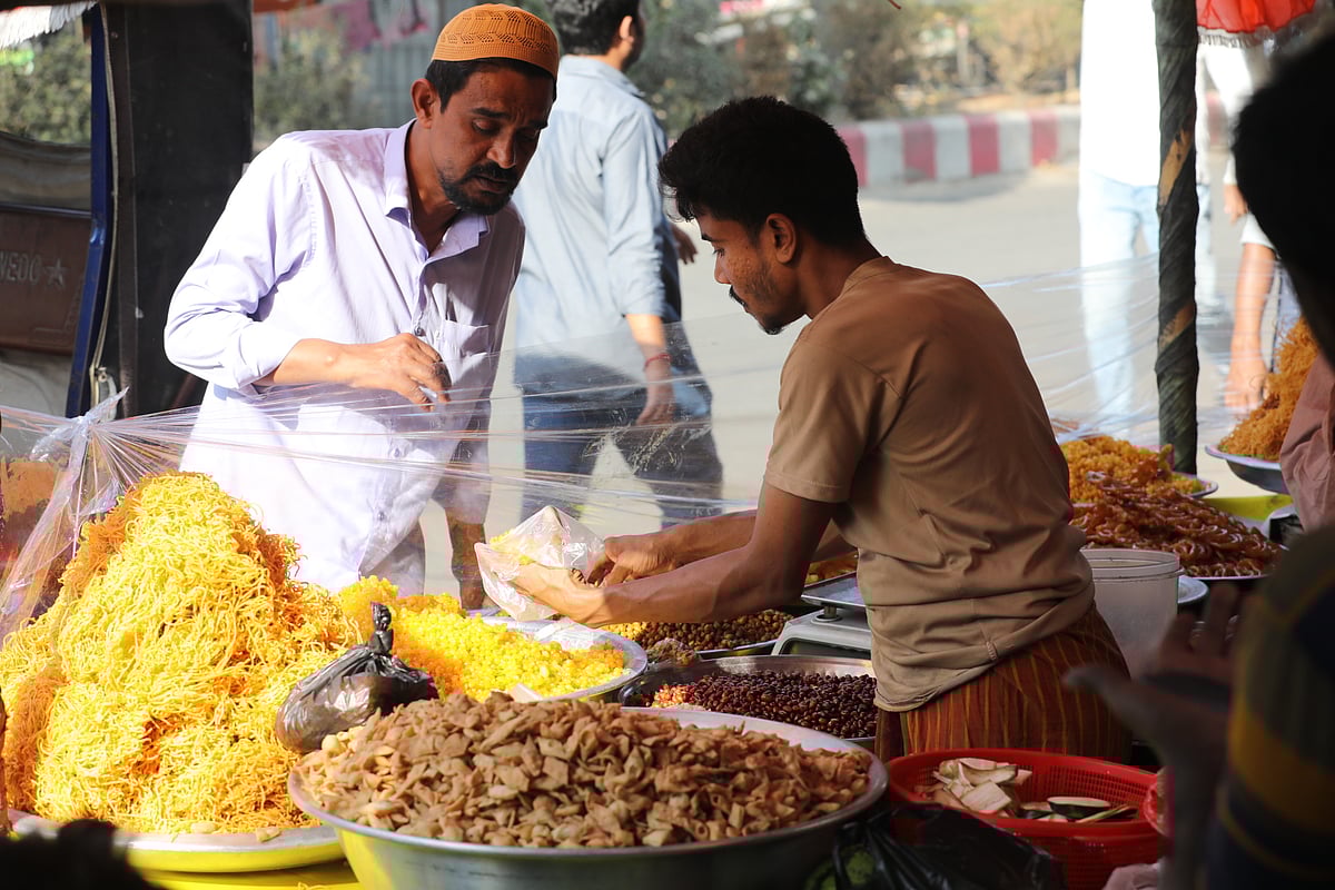 রমজানের প্রথম দিনে ইফতারসামগ্রী কিনতে দোকানে এসেছেন এক ব্যক্তি। রোববার বিকেলে বগুড়া শহরের সেউজগাড়ি এলাকায়