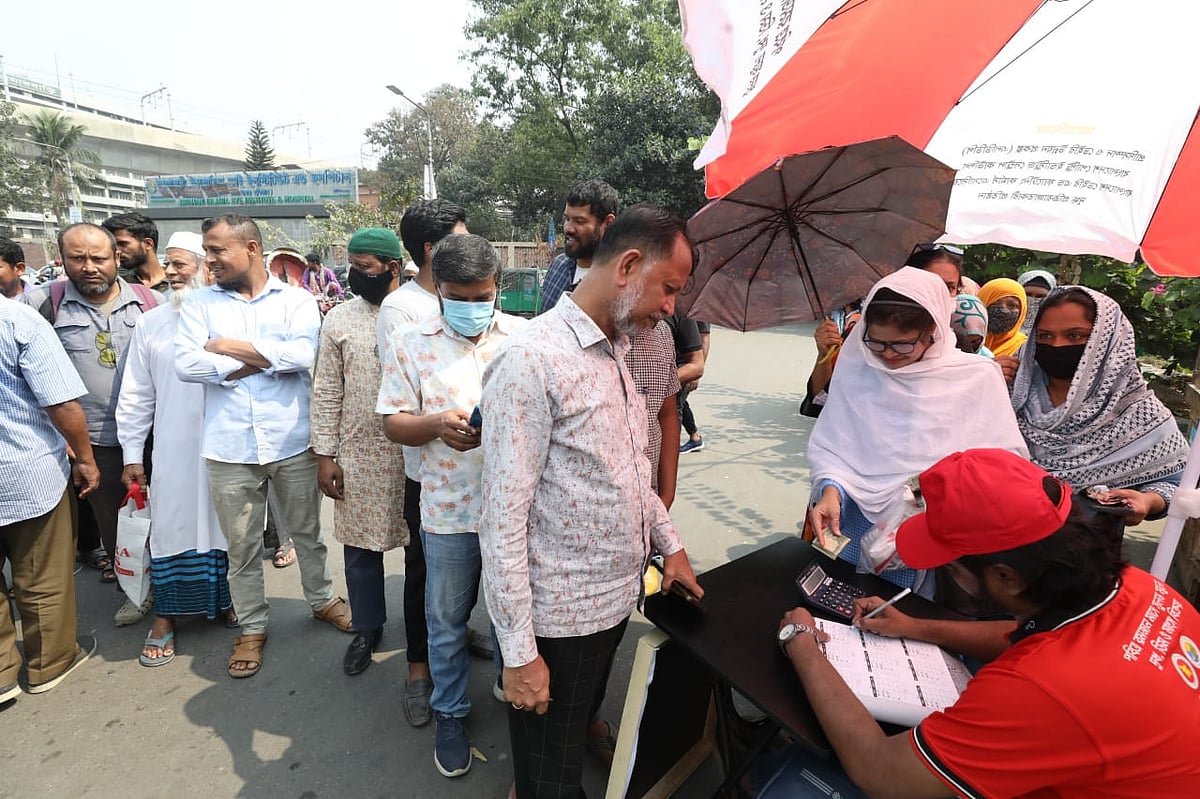 রাজধানীর খামারবাড়ি এলাকায় ইস্পাহানি ইসলামিয়া চক্ষু হাসপাতালের সামনে সাশ্রয়ী মূল্যে পণ্য কিনতে ছিল গ্রাহকদের দীর্ঘ লাইন
