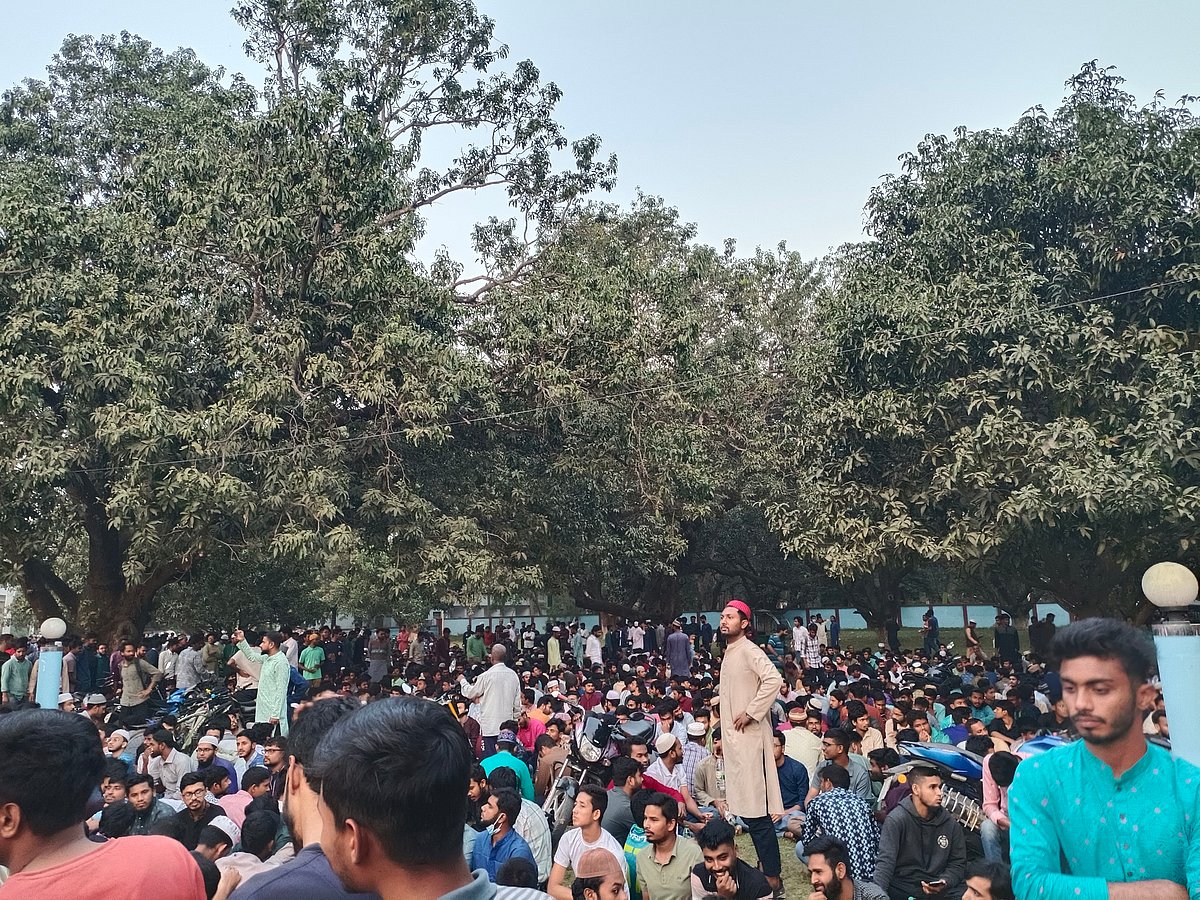 আয়োজনের তুলনায় রোজাদার শিক্ষার্থীর সংখ্যা বেশি হওয়ায় অনেকে মসজিদের মধ্যে জায়গা না পেয়ে সামনের আমবাগানে বসেন। রোববার রাজশাহী বিশ্ববিদ্যালয় কেন্দ্রীয় মসজিদ প্রাঙ্গণে