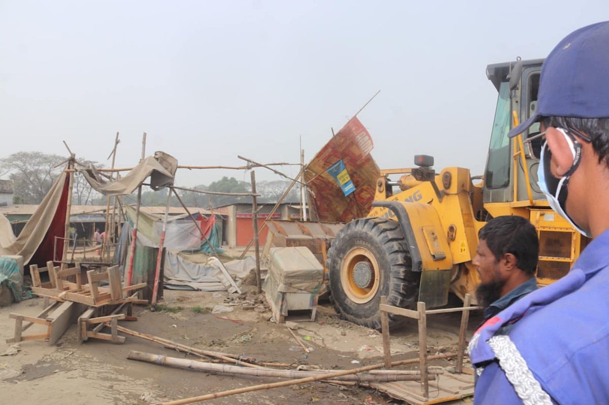 ঢাকা-সিলেট মহাসড়ক যানজট মুক্ত রাখতে ব্রাহ্মণবাড়িয়ার সরাইল বিশ্বরোড মোড় এলাকায় প্রশাসনের উচ্ছেদ অভিযান। রোববার দুপুরে