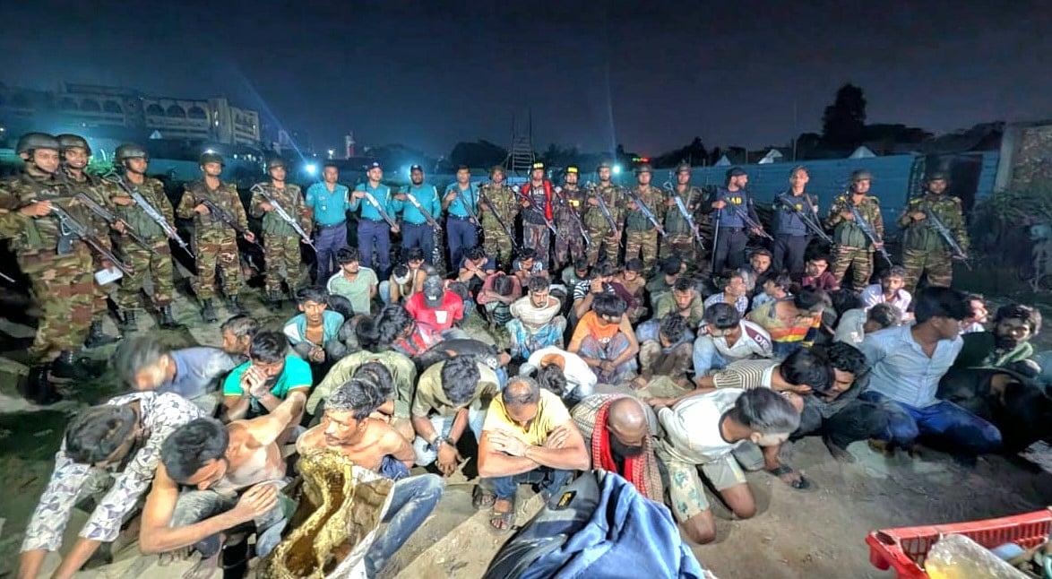 গাজীপুরের টঙ্গীতে যৌথ বাহিনী অভিযান চালিয়ে চুরি, ছিনতাই, ডাকাতিসহ বিভিন্ন অপরাধে ৬০ জনকে আটক করেছে। গতকাল  শনিবার রাতে