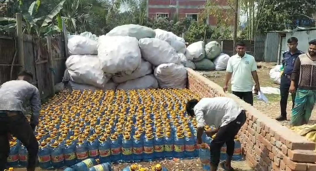 ব্যাটারিতে ব্যবহারযোগ্য পানি হিসেবে সাধারণ পানি বোতলজাত করার সময় কারখানার ব্যবস্থাপককে দুই মাসের বিনাশ্রম কারাদণ্ড দেওয়া হয়েছে। রোববার দুপুরে উপজেলার তেলিহাটি ইউনিয়নের আবদার গ্রামে