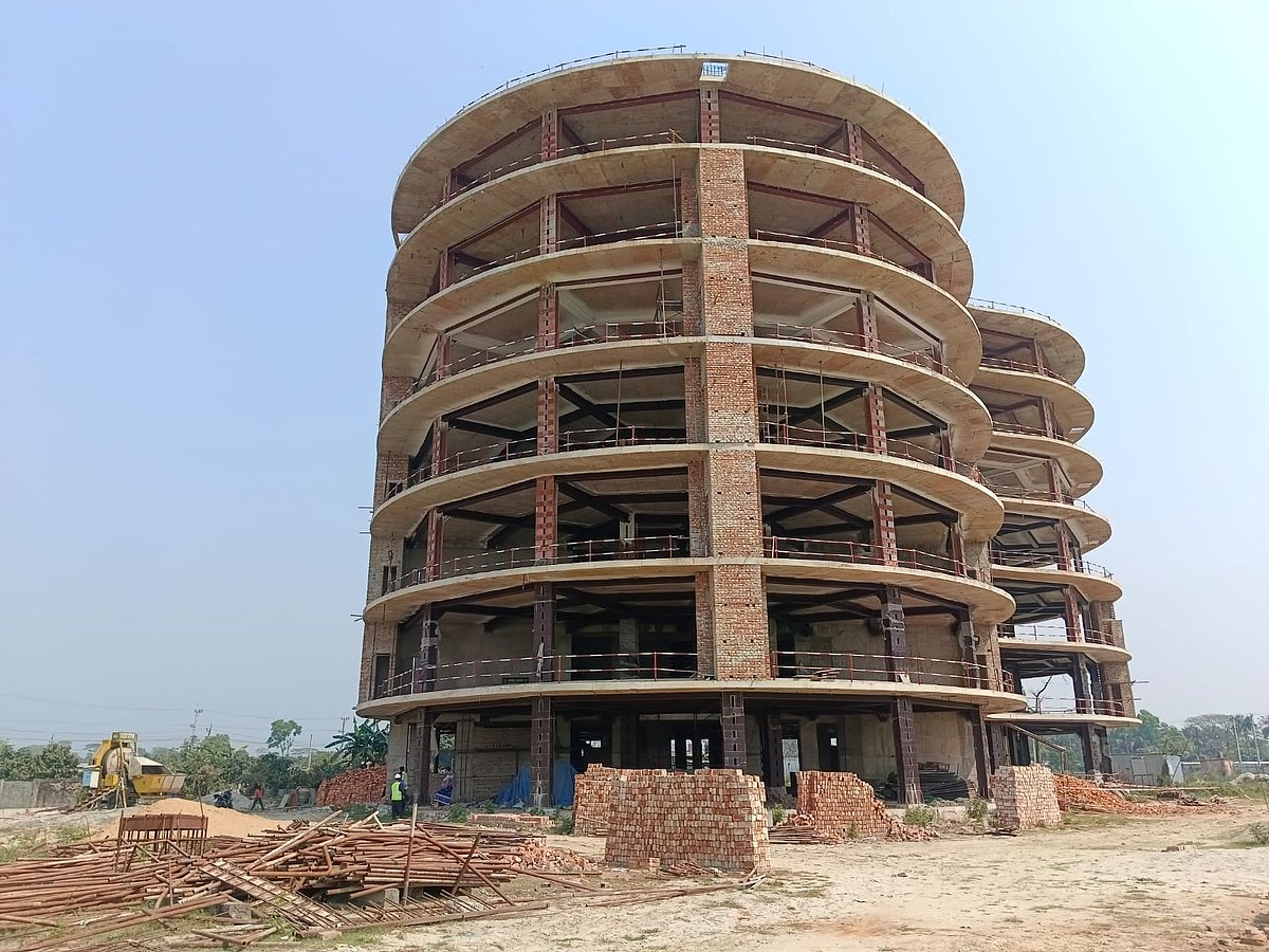 ৫ আগস্ট আওয়ামী লীগ সরকার পতনের পর বন্ধ হয়ে যায় প্রায় দেড় শ কোটি টাকা ব্যয়ে নির্মিতব্য হাইটেক পার্ক নির্মাণের কাজ। আজ রোববার তোলা