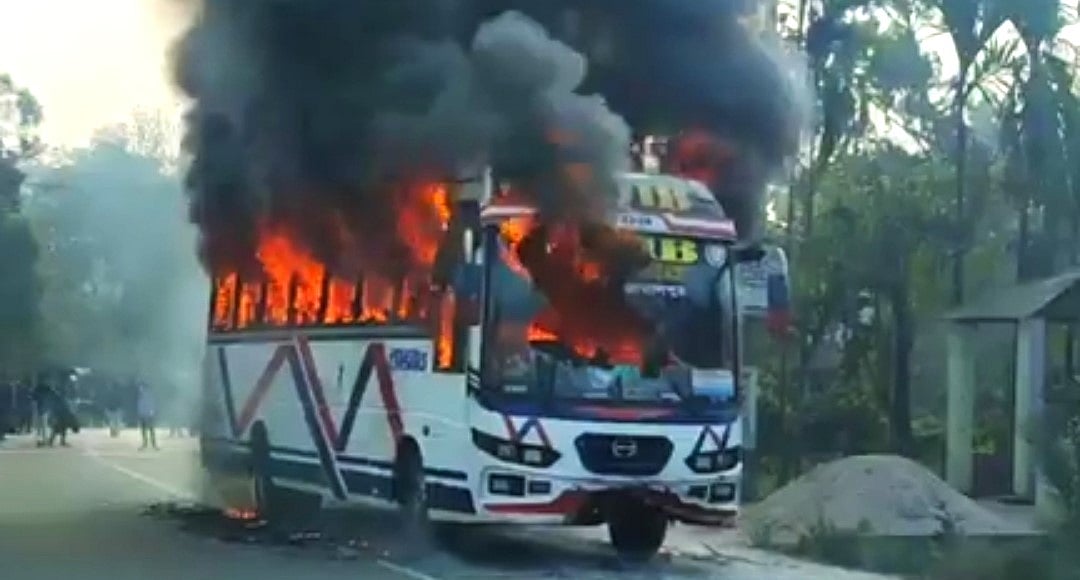 জামালপুরে বাস– ইজিবাইক সংঘর্ষে একজন নিহতের ঘটনায় বাসে আগুন দেয় বিক্ষুব্ধ জনতা। আজ রোববার সকালে