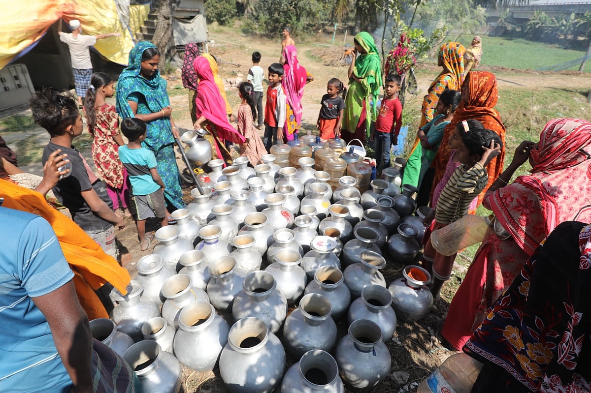 নগরে ওয়াসার পানির সংকট। দূরদূরান্ত থেকে তাই পানি সংগ্রহ করতে হয় বিভিন্ন এলাকার বাসিন্দাদের। সম্প্রতি নগরের সাগরিকা এলাকায়