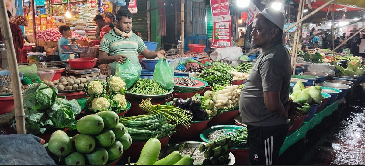 সিলেটে লেবুর দাম বাড়লেও অন্যান্য সবজির দাম স্থিতিশীল রয়েছে। গতকাল শনিবার নগরের রিকাবিবাজারে