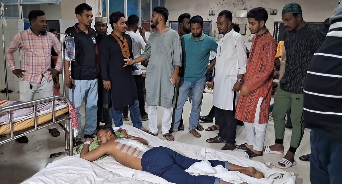 হামলায় আহত নয়ন নামের একজনকে বরিশাল  শের-ই-বাংলা মেডিকেল কলেজ হাসপাতালে ভর্তি করা হয়েছে। রোববার রাতে