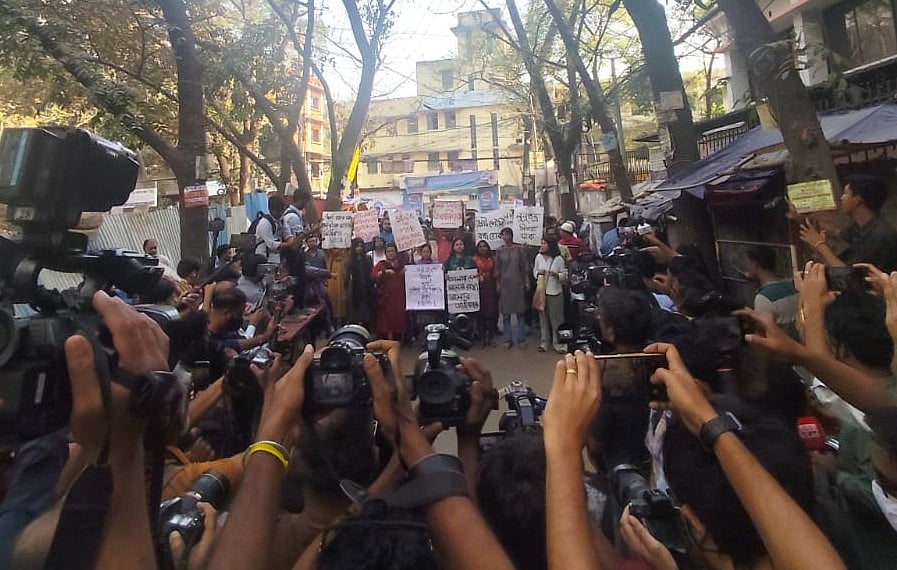 রাজধানীর লালমাটিয়ায় যেখানে গত শনিবার দুই নারীর ওপর নির্যাতন চালানো হয়েছে, সেই জায়গায় আজকে প্রতিবাদ সমাবেশ করেছেন নারীরা