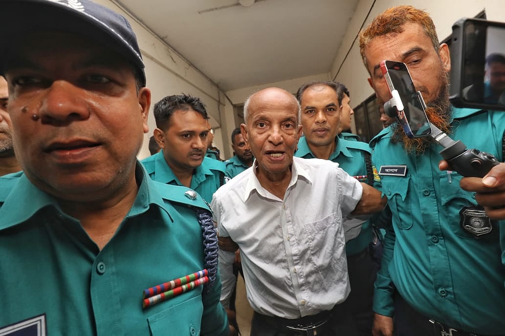 সাবেক শিল্প প্রতিমন্ত্রী কামাল আহমেদ মজুমদারকে আজ সোমবার সিএমএম আদালতে হাজির করা হয়। ঢাকা, ৩ মার্চ