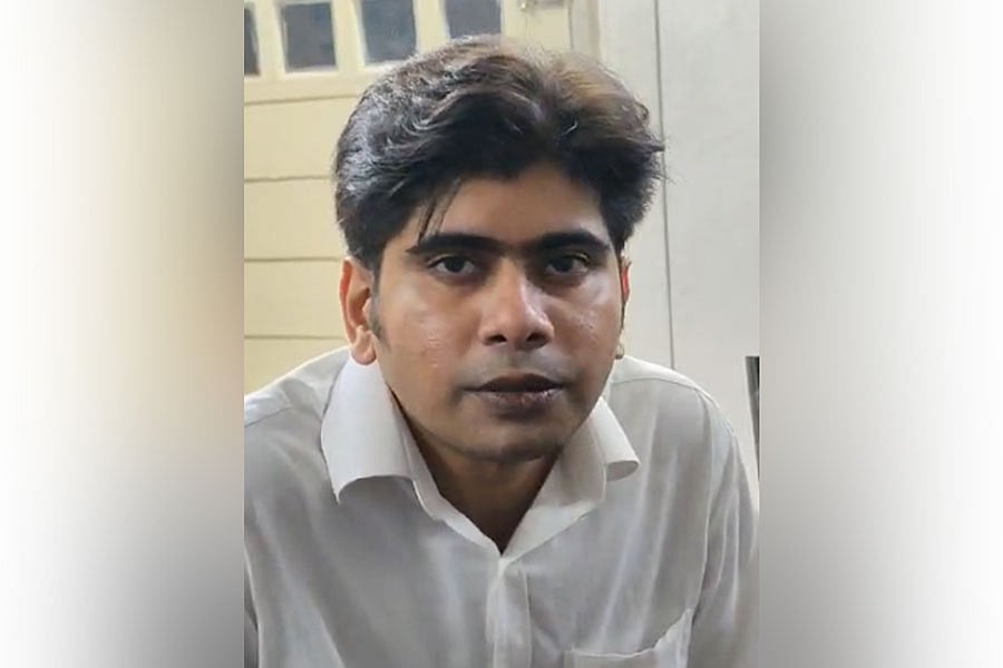 হামলায় বাংলাদেশ মেডিকেল কলেজের প্যাথলজি বিভাগের প্রভাষক ফজলে রাব্বি আহত হয়েছেন