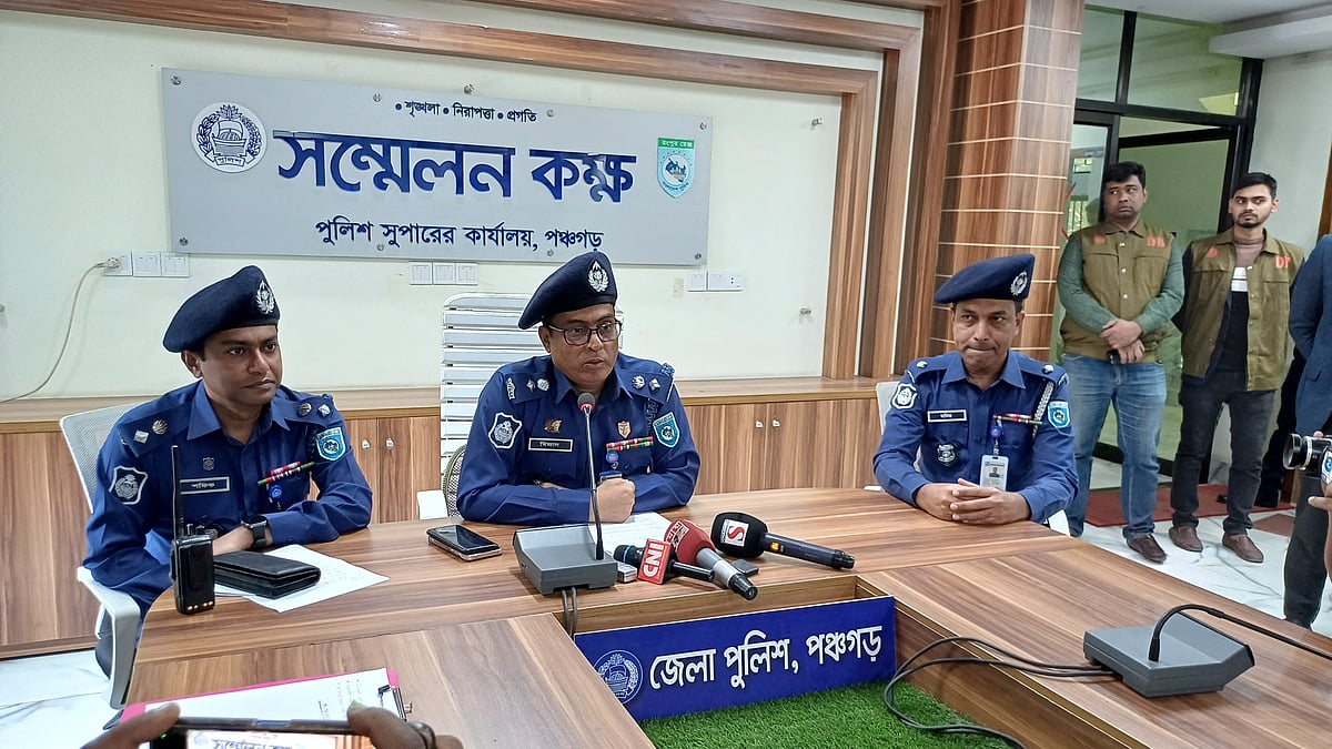 পঞ্চগড়ে নিজ কার্যালয়ের সম্মেলন কক্ষে বক্তব্য দেন পুলিশ সুপার মিজানুর রহমান। আজ দুপুরে তোলা