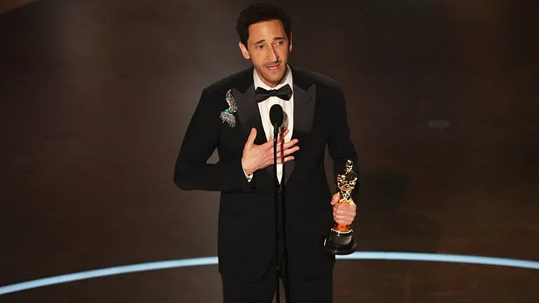 পুরস্কার হাতে অ্যাড্রিয়েন ব্রডি। রয়টার্স