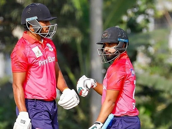 খালেদ আহমেদকে (বাঁয়ে) নিয়ে অষ্টম উইকেটে ১০৭ রানের জুটি গড়ে দলকে জিতিয়েছেন শামীম হোসেন