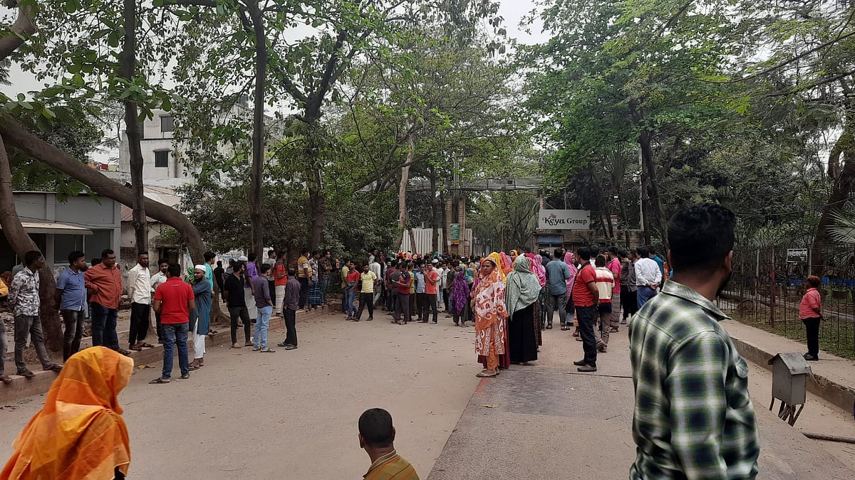 গাজীপুর নগরের কোনাবাড়ী জরুন এলাকায় কেয়া গ্রুপের শ্রমিকদের বিক্ষোভ। আজ সোমবার বেলা ১১টায়
