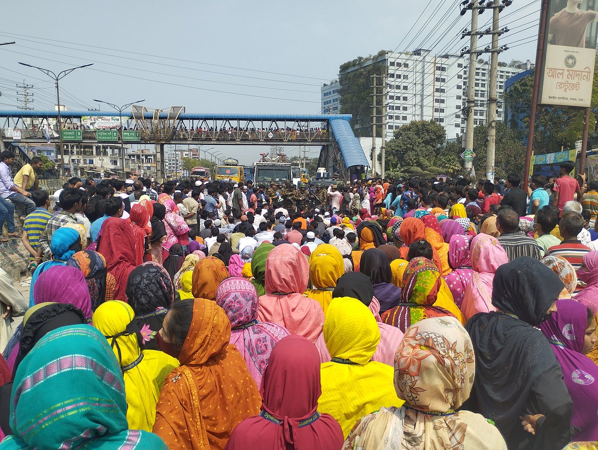 সাভারের উলাইল এলাকায় ঢাকা-আরিচা মহাসড়ক অবরোধ করে শ্রমিকদের বিক্ষোভ। আজ সোমবার দুপুর পৌনে ১২টার দিকে
