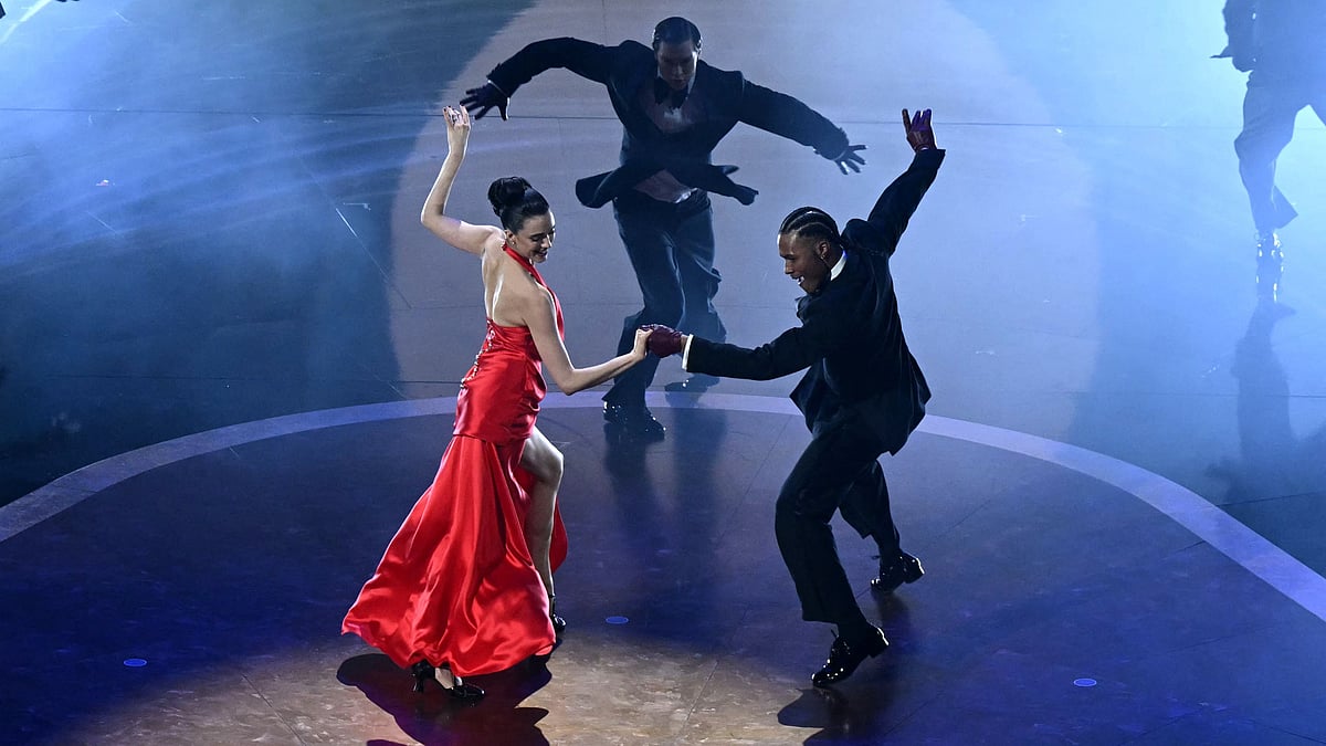 বন্ডের থিমের সঙ্গে মঞ্চে কোয়ালির নাচ যেন শুরুতেই জমিয়ে দেয় অস্কার অনুষ্ঠান। এএফপি