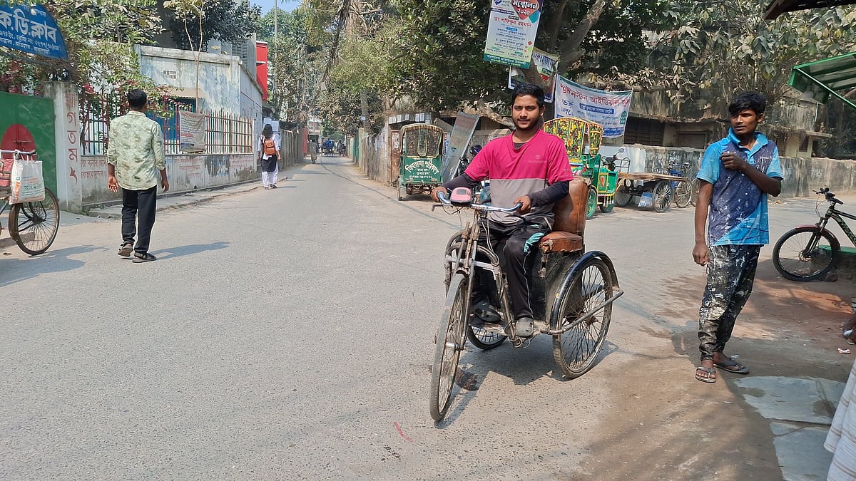 তিন চাকার ইলেকট্রিক গাড়িতে ফুড ডেলিভারির কাজ করেন জাহেদুল ইসলাম। সম্প্রতি রাজশাহী নগরের বিনোদপুর এলাকায়