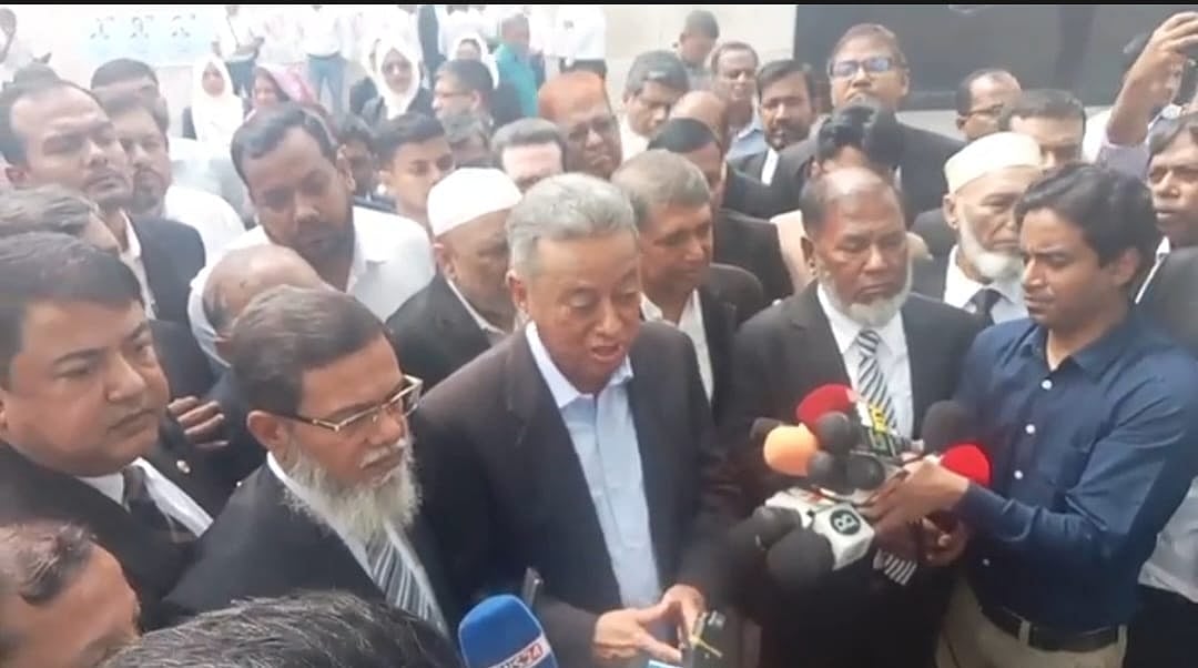 জাতীয়তাবাদী কর আইনজীবী ফোরামের নবনির্বাচিত কমিটিকে নিয়ে আজ সোমবার বিএনপির প্রতিষ্ঠাতা জিয়াউর রহমানের কবরে শ্রদ্ধা নিবেদনের পর সাংবাদিকদের সঙ্গে কথা বলেন বিএনপির স্থায়ী কমিটির সদস্য আমীর খসরু মাহমুদ চৌধুরী