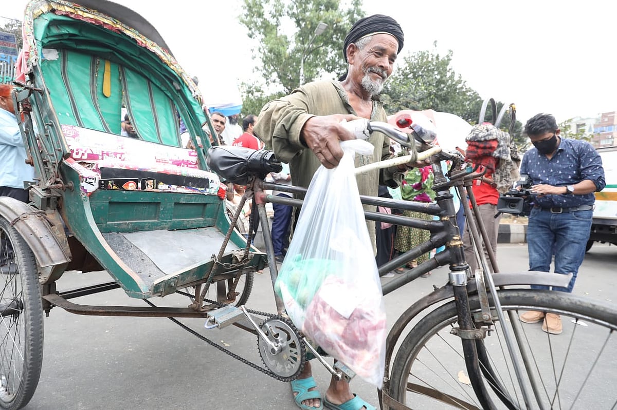 ৬৫০ টাকায় এক কেজি গরুর মাংস কিনেছেন রিকশাচালক বাবুল মিয়া। আজ সোমবার খামারবাড়ি গোলচত্বরসংলগ্ন ইস্পাহানি চক্ষু হাসপাতালের সামনে প্রাণিসম্পদ অধিদপ্তরের সুলভ মূল্যে দুধ-ডিম-মাংস বিক্রি হয়