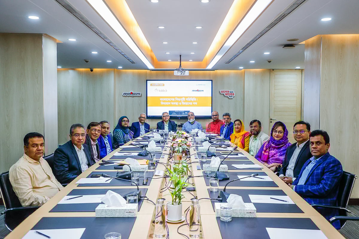 আইসিডিডিআরবি ও প্রথম আলো আয়োজিত ‘বাংলাদেশের শিশুপুষ্টি পরিস্থিতি: বিদ্যমান অবস্থা ও উন্নয়নের পথ’ শীর্ষক গোলটেবিল বৈঠকে অংশগ্রহণকারীরা। ১৬ ফেব্রুয়ারি ২০২৫ ঢাকার প্রথম আলো কার্যালয়ে