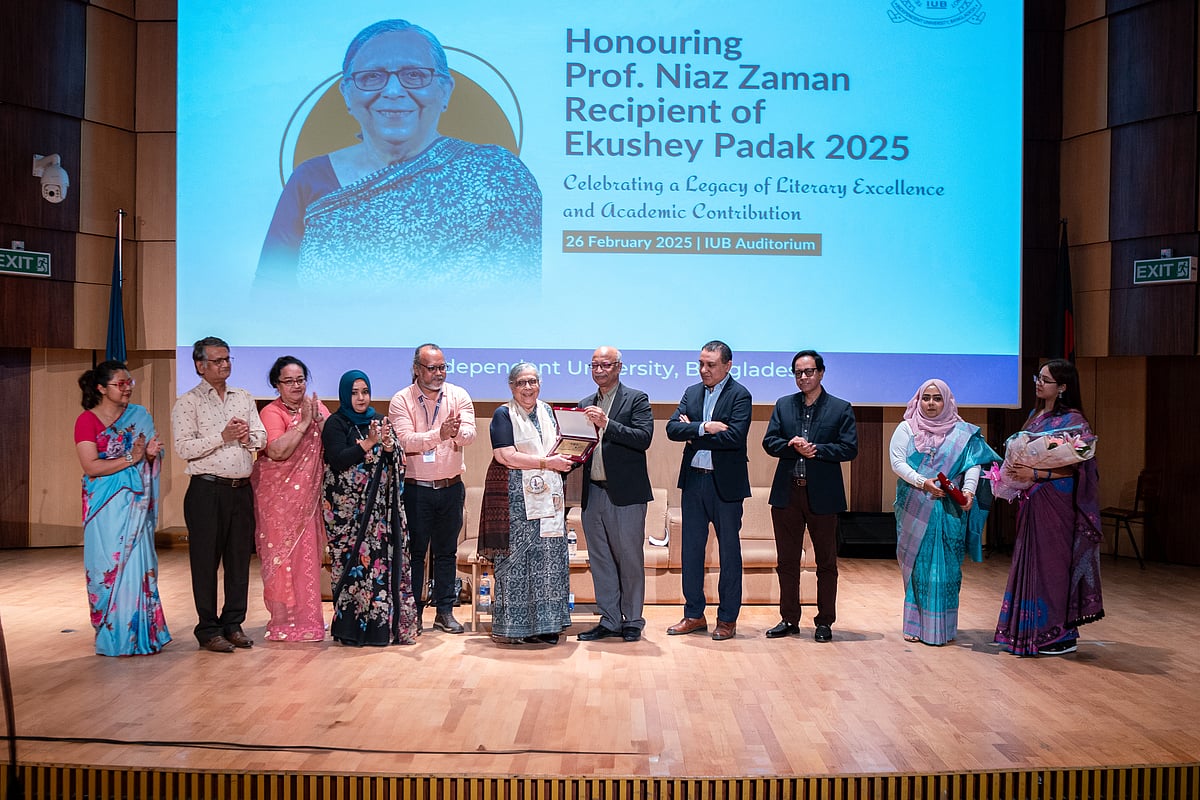 অধ্যাপক নিয়াজ জামানকে সংবর্ধনা দিয়েছে ইনডিপেনডেন্ট ইউনিভার্সিটি, বাংলাদেশ (আইইউবি)
