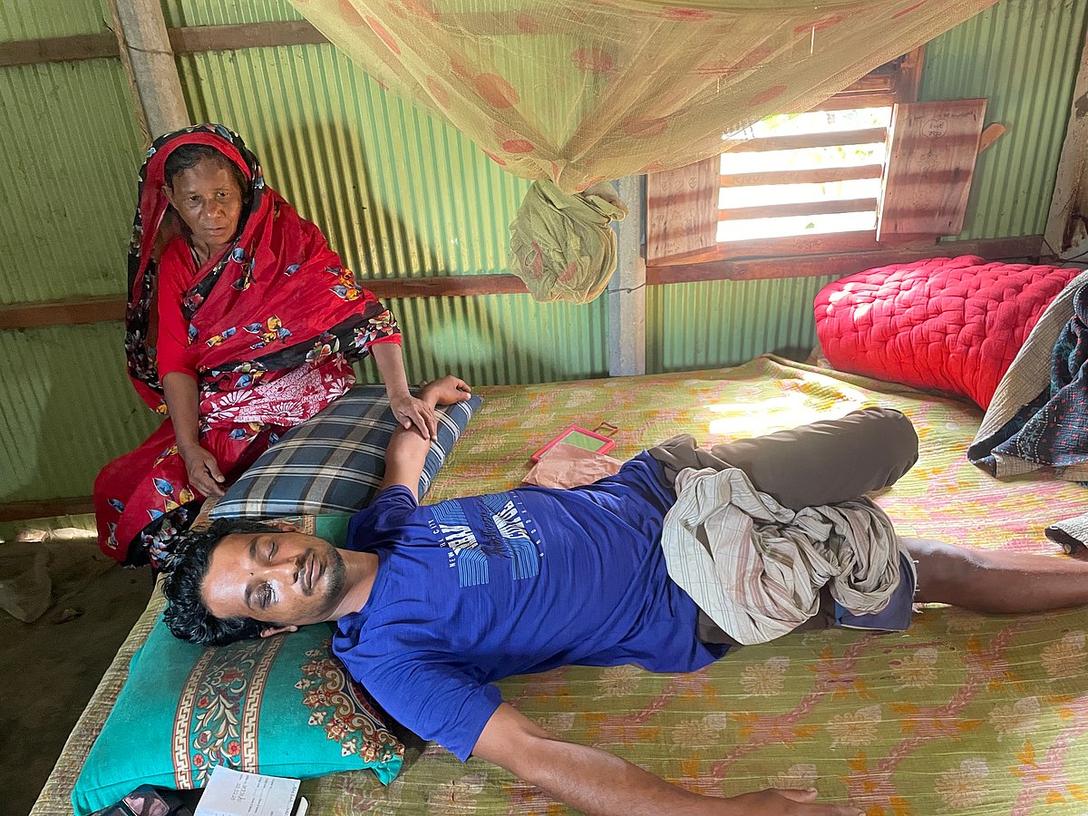 দুর্বৃত্তদের আঘাতে ডান চোখে জখম নিয়ে নিজ ঘরে পড়ে আছেন নাটোরের বড়াইগ্রামের রাওতা গ্রামের রুবেল হোসেন