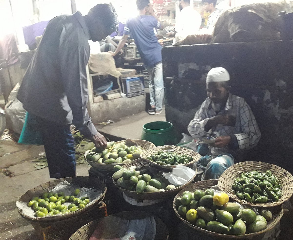 সড়কের পাশে ভ্রাম্যমাণ দোকানে লেবু দেখছেন এক ক্রেতা। বিক্রেতাদের দাবি, দাম শুনেই কেনার আগ্রহ হারাচ্ছেন ক্রেতারা। গতকাল রাতে মৌলভীবাজার শহরের পশ্চিমবাজারে