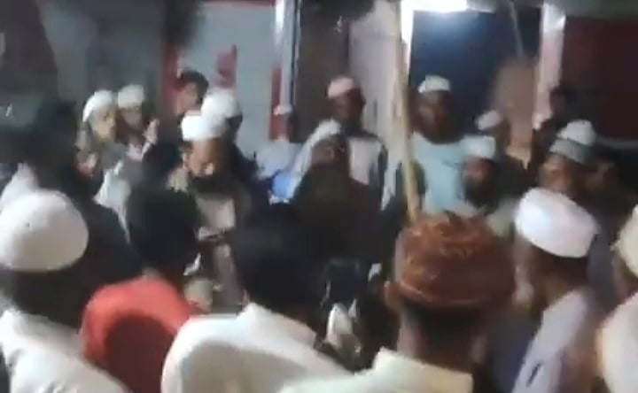 নেত্রকোনার কেন্দুয়ায় হজরত শাহ নেওয়াজ ফকিরের (ল্যাংটা পাগলা) মাজারে গতকাল রাতে ‘তৌহিদি জনতা’র ব্যানারে লোকজন হামলা করেন