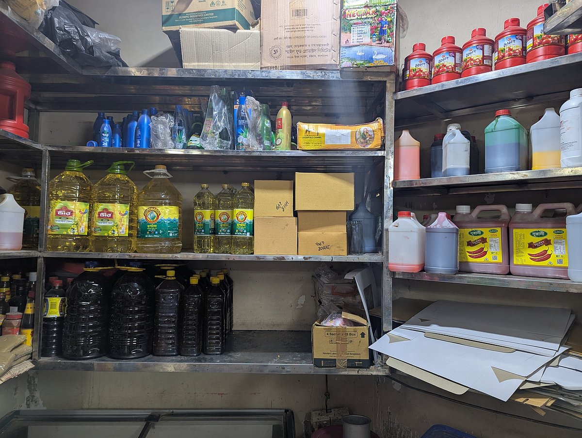ব্রাহ্মণবাড়িয়ায় বোতলজাত সয়াবিন তেলের সংকট তৈরি হয়েছে। মঙ্গলবার বিকেলে জগত বাজারের সোহেল বানিজ্যালয় থেকে তোলা