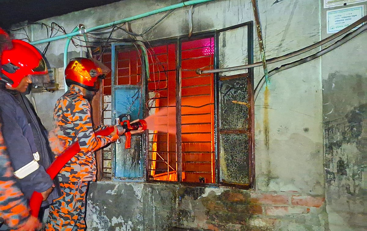 বরিশাল নগরের স্বেচ্ছাসেবক দলের নেতার বাড়িতে দ্বিতীয় দফায় আগুন দেওয়ার পর তা নিয়ন্ত্রণে কাজ করেন ফায়ার সার্ভিসের কর্মীরা। গতকাল রাত সোয়া ১০টার দিকে