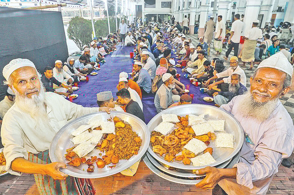 ২৪ বছর ধরে চট্টগ্রামের আন্দরকিল্লা শাহি জামে মসজিদে এমন গণ–ইফতারের আয়োজন চলছে। গতকাল বিকেল ৫টা ৪৫ মিনিটে