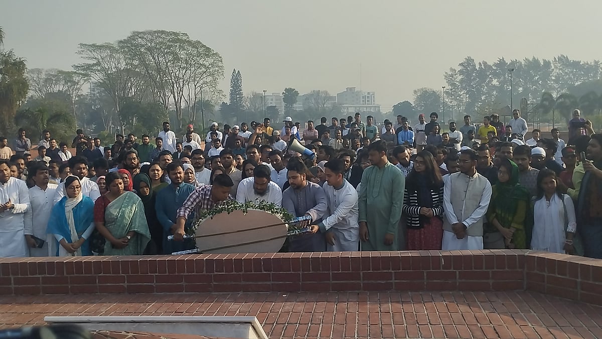 সাভারের জাতীয় স্মৃতিসৌধে আজ মঙ্গলবার সকালে ফুল দিয়ে শ্রদ্ধা জানিয়েছেন জাতীয় নাগরিক পার্টির (এনসিপি) নেতারা