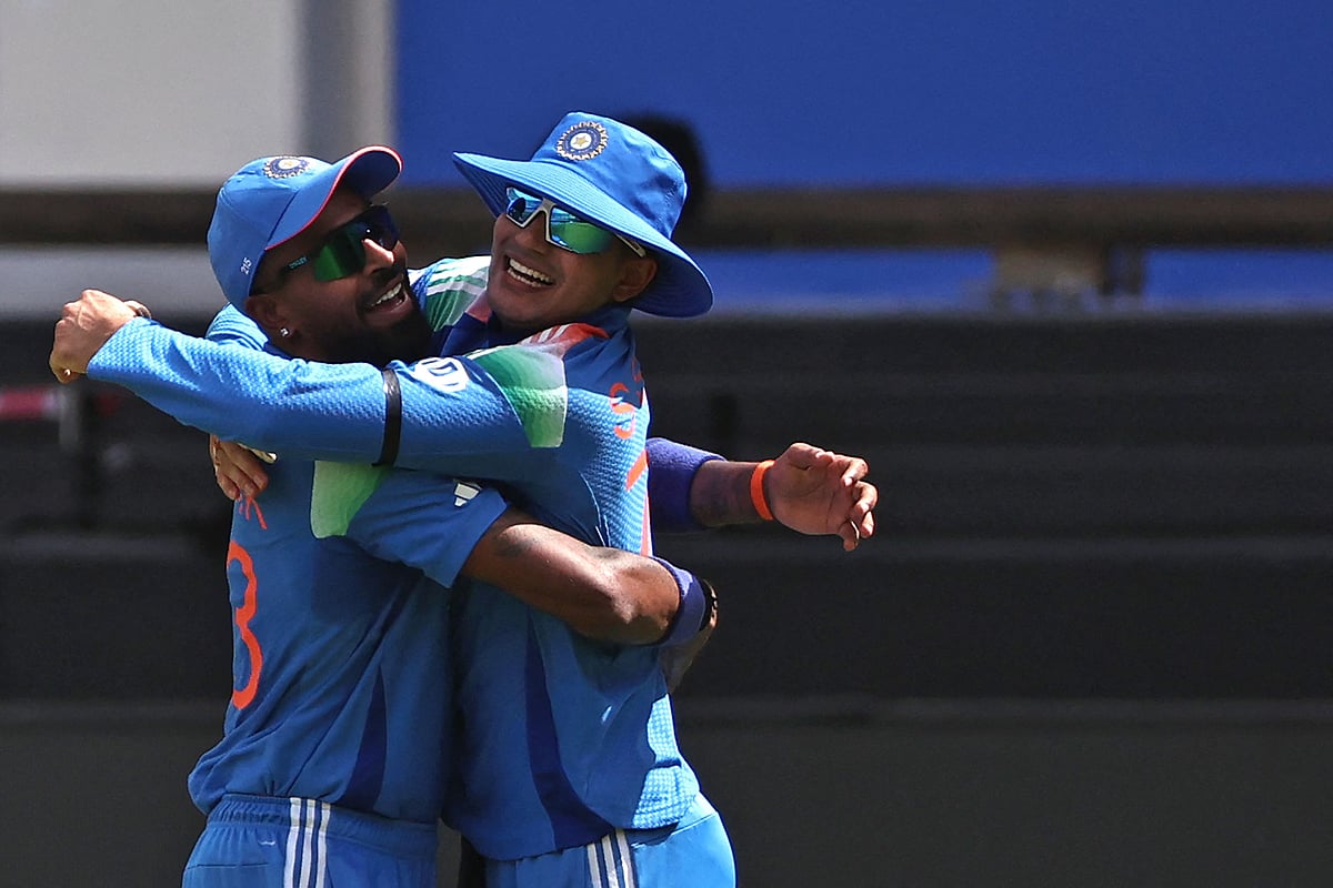 কালো আর্মব্যান্ড পরে খেলছেন ভারতের খেলোয়াড়েরা