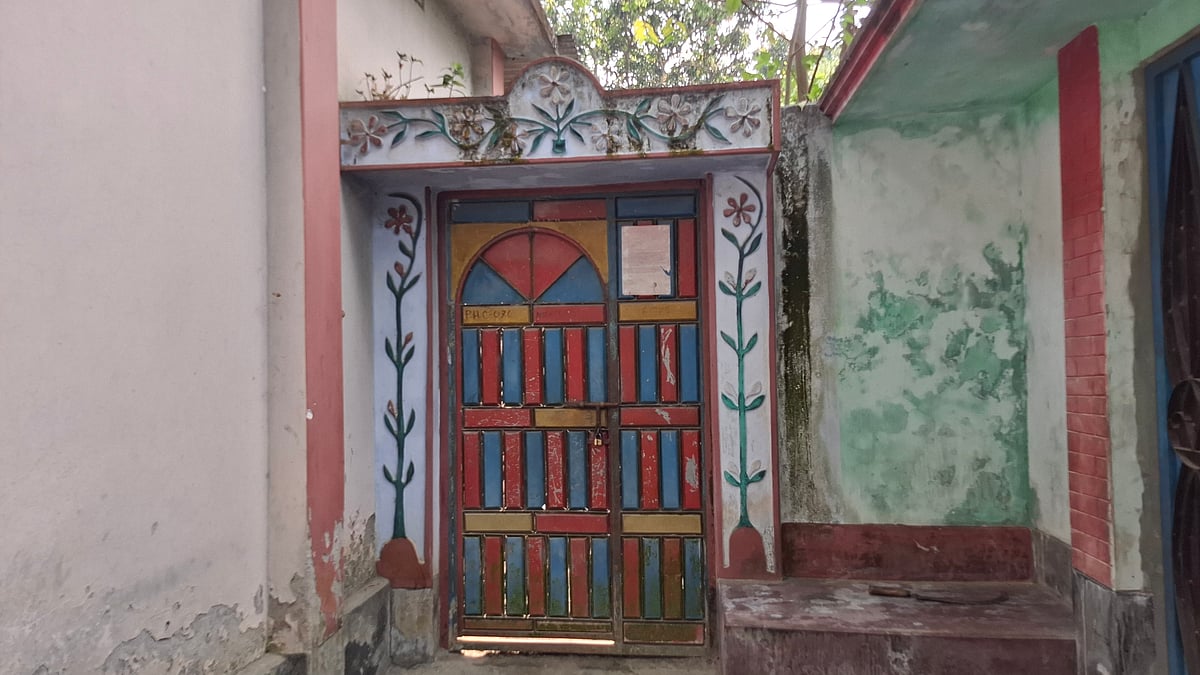 ঋণের দায়ে বাড়ি–ঘর ফেলে পালিয়ে গেছেন মাইনুল ইসলাম। তালাবদ্ধ অবস্থায় পড়ে আছে তাঁর বাড়ি। রাজশাহীর চারঘাট উপজেলার মুংলি গ্রামে