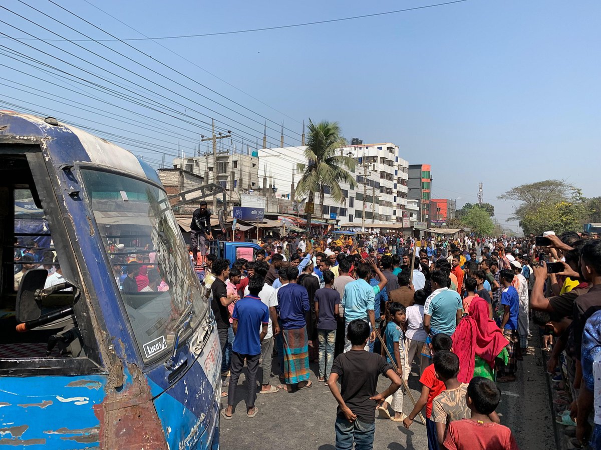 গাজীপুরে সোয়া তিন ঘণ্টা পর দুপুর পৌনে ১২টায় সড়ক থেকে সরে যান অবরোধকারীরা। আজ মঙ্গলবার সকালে