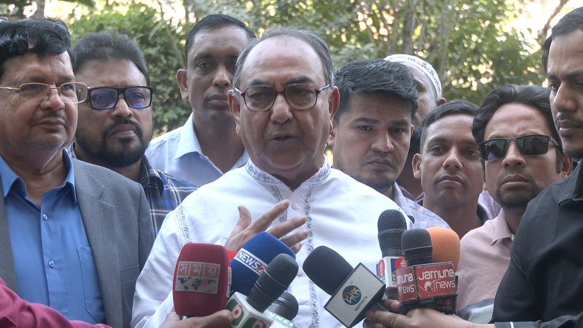 বিএনপির স্থায়ী কমিটির সদস্য মির্জা আব্বাস সাংবাদিকদের সঙ্গে কথা বলেন। ঢাকা, ৪ মার্চ