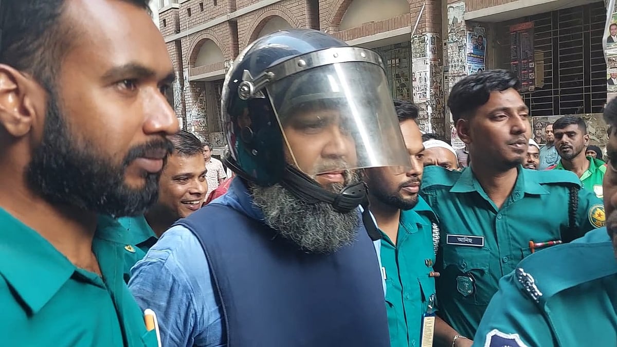 সাদিক অ্যাগ্রোর চেয়ারম্যান ইমরান হোসেনকে হাজতখানায় নিয়ে যাচ্ছে পুলিশ। ঢাকা, ৪ মার্চ