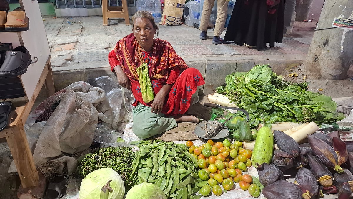 ৩৬ বছর ধরে একাই লড়াই করে যাচ্ছেন সবজি বিক্রেতা মাহমুদা বেগম। গত ১ মার্চ রাজশাহী নগরের অলকার মোড় এলাকায়