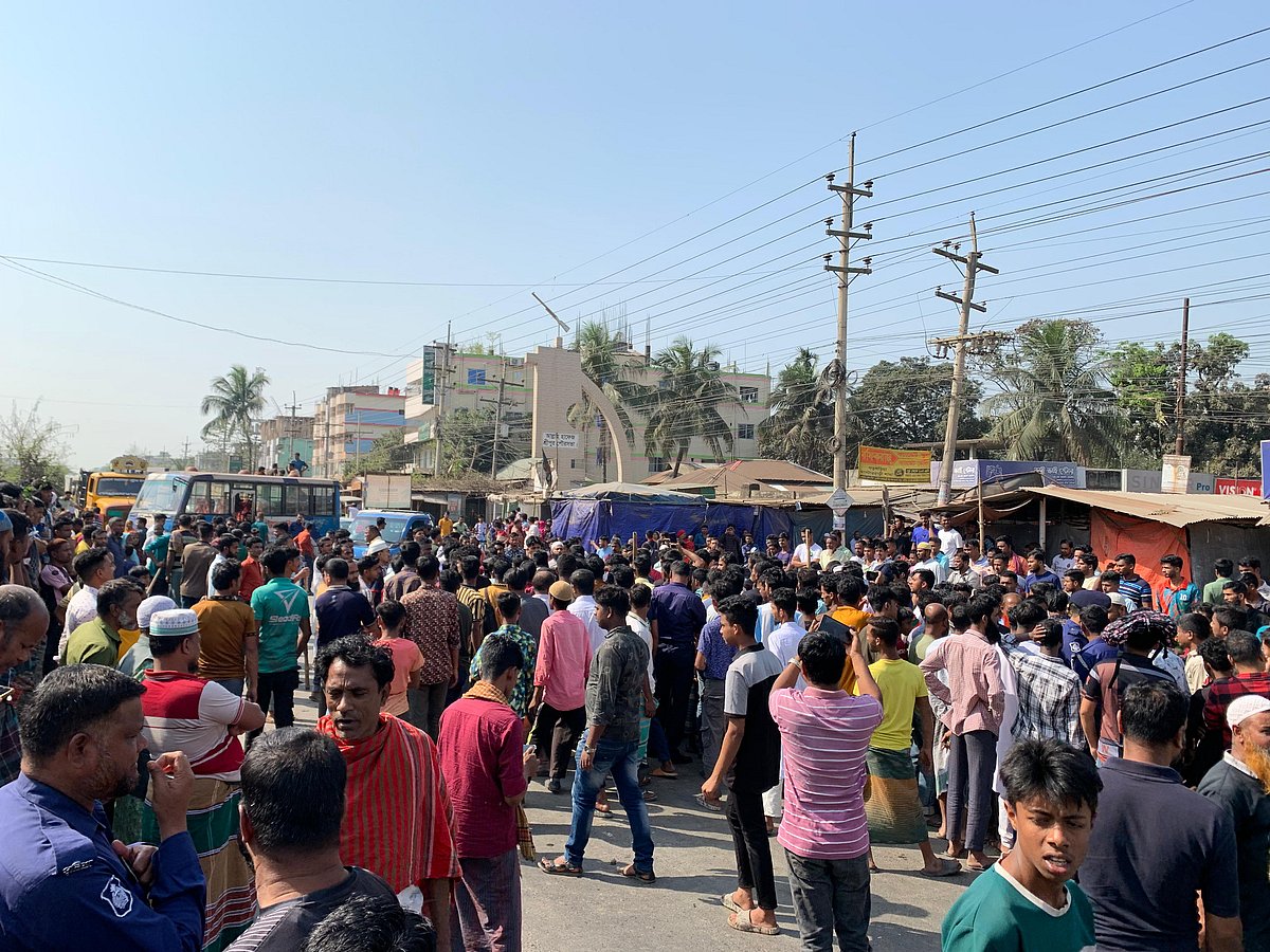 গাজীপুরে অটোরিকশাচালককে হত্যার প্রতিবাদে মহাসড়ক অবরোধ। আজ মঙ্গলবার সকালে