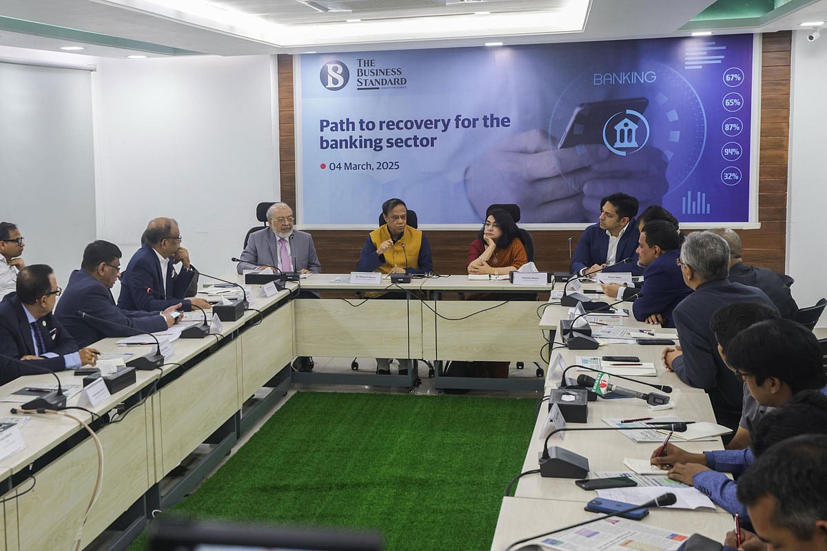 ইংরেজি দৈনিক দ্য বিজনেস স্ট্যান্ডার্ড (টিবিএস) আয়োজিত ‘ব্যাংক খাতের পুনরুদ্ধারের পথযাত্রা’ শীর্ষক গোলটেবিল আলোচনায় বক্তব্য দেন বাংলাদেশ ব্যাংকের গভর্নর আহসান এইচ মনুসর। আজ মঙ্গলবার রাজধানীর ইস্কাটনে টিবিএস কার্যালয়ে