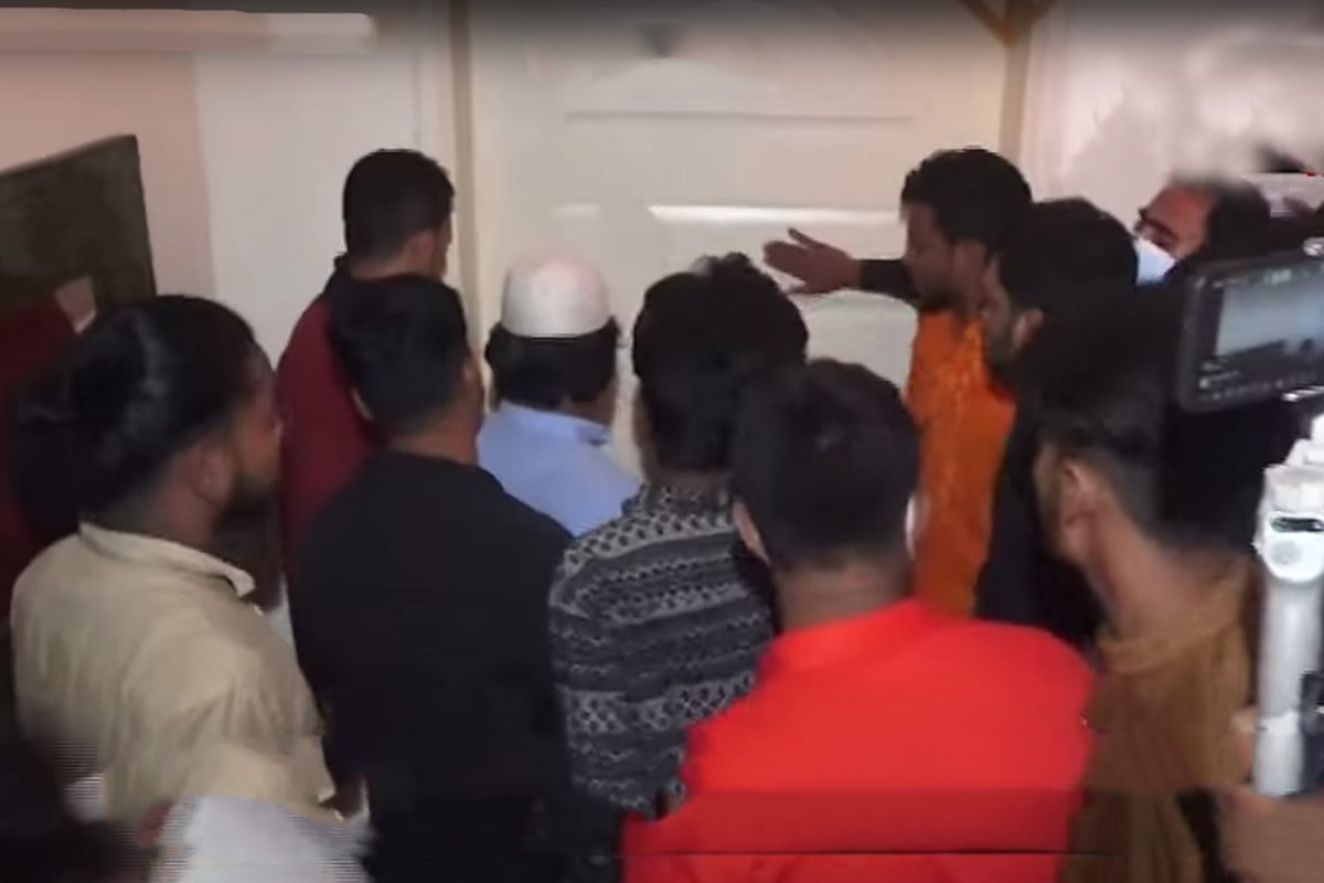 নিরাপত্তাকর্মীদের বাধা উপেক্ষা করেই বাড়িতে প্রবেশ করেন কিছু মানুষ