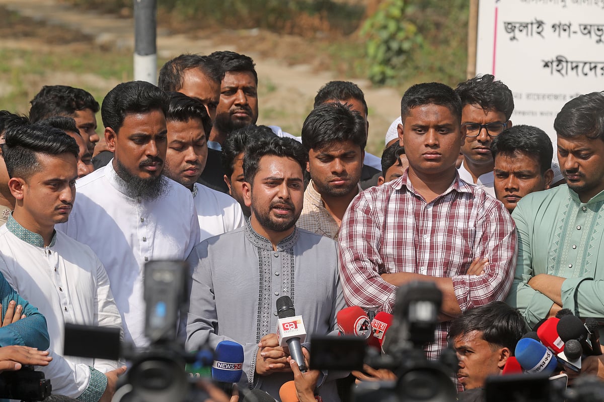 জুলাই গণ–অভ্যুত্থানে শহীদ ছাত্র–জনতার কবর জিয়ারত করেন জাতীয় নাগরিক পার্টির নেতারা। পরে সাংবাদিকদের সঙ্গে কথা বলেন দলের আহ্বায়ক নাহিদ ইসলাম। রায়ের বাজার করবস্থান, ঢাকা  ৪ মার্চ ২০২৫