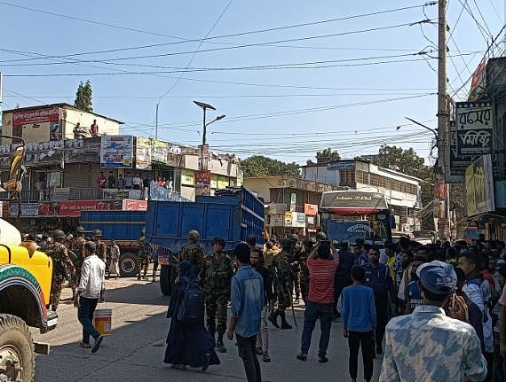 ময়মনসিংহের মুক্তাগাছায় ইউএনও বিরুদ্ধে বাসচালককে লাঠিপেটার অভিযোগ এনে আজ মঙ্গলবার সড়ক অবরোধ করেন পরিবহনশ্রমিকেরা। পরে সেনাবাহিনী এসে পরিস্থিতি নিয়ন্ত্রণে আনে