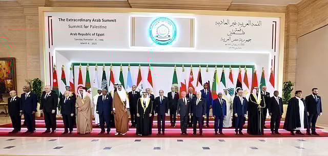 মিসরের কায়রোতে অনুষ্ঠিত জরুরি আরব সম্মেলনে আরব দেশগুলোর নেতারা